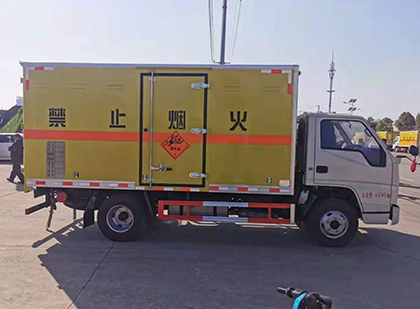 乌拉特前爆破器材运输车